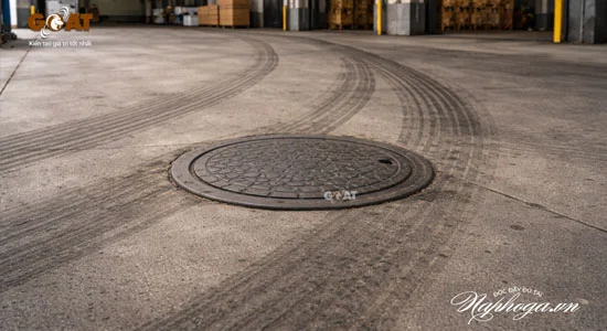 Bối cảnh khu công nghiệp: xe container, xe nâng hoạt động tạo tải nặng và tải tập trung