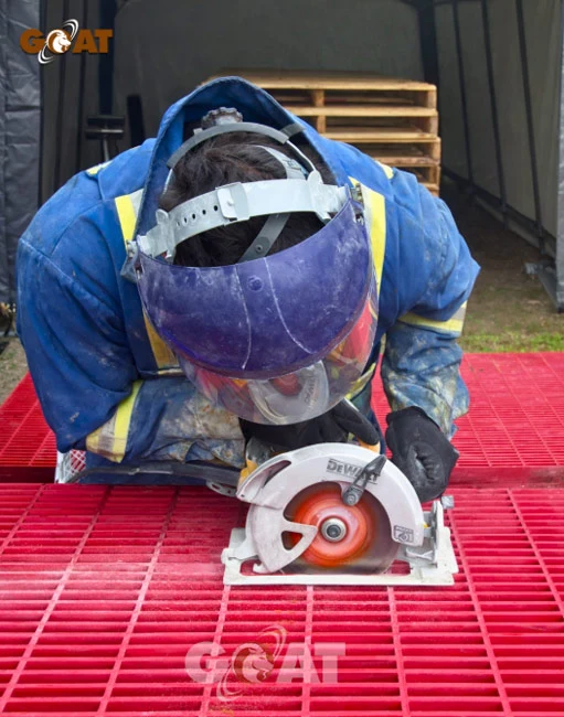 An toàn khi cắt tấm sàn FRP: kính bảo hộ, khẩu trang và thao tác đúng dụng cụ