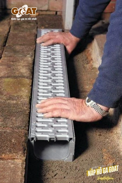 Lắp đặt rãnh thoát nước composite