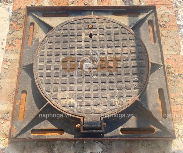 Sơn bitum cho nắp hố ga gang - Minh họa bởi GOAT 