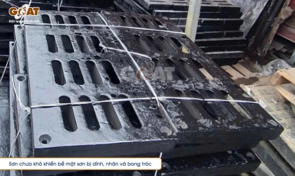 Vết trầy lớp sơn Bitum và điểm bắt đầu gỉ ở nắp hố ga